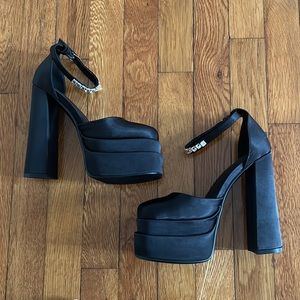 Platform Versace inspired heels SZ 36